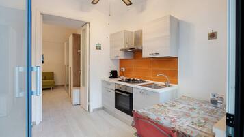 Kühlschrank, Ofen, Herdplatte, Wasserkocher mit Kaffee-/Teezubehör