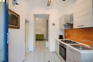 Fridge, oven, stovetop, coffee/tea maker