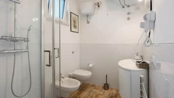 Bruser, hårtørrer, håndklæder