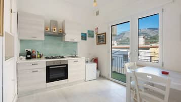 Kühlschrank, Ofen, Herdplatte, Wasserkocher mit Kaffee-/Teezubehör