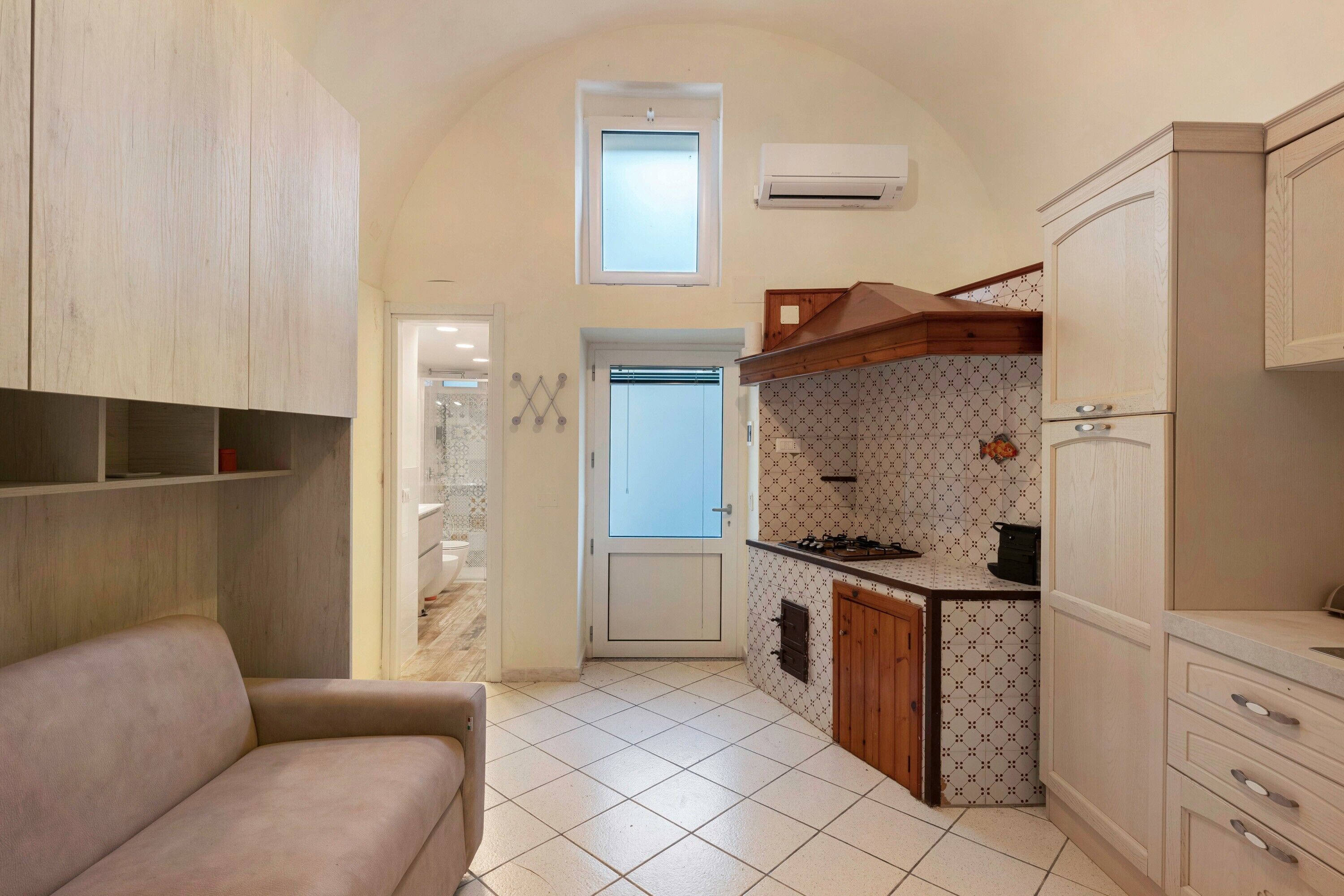 Een koelkast, een kookplaat, een koffiezetapparaat/waterkoker