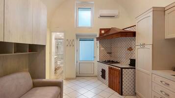 Een koelkast, een kookplaat, een koffiezetapparaat/waterkoker