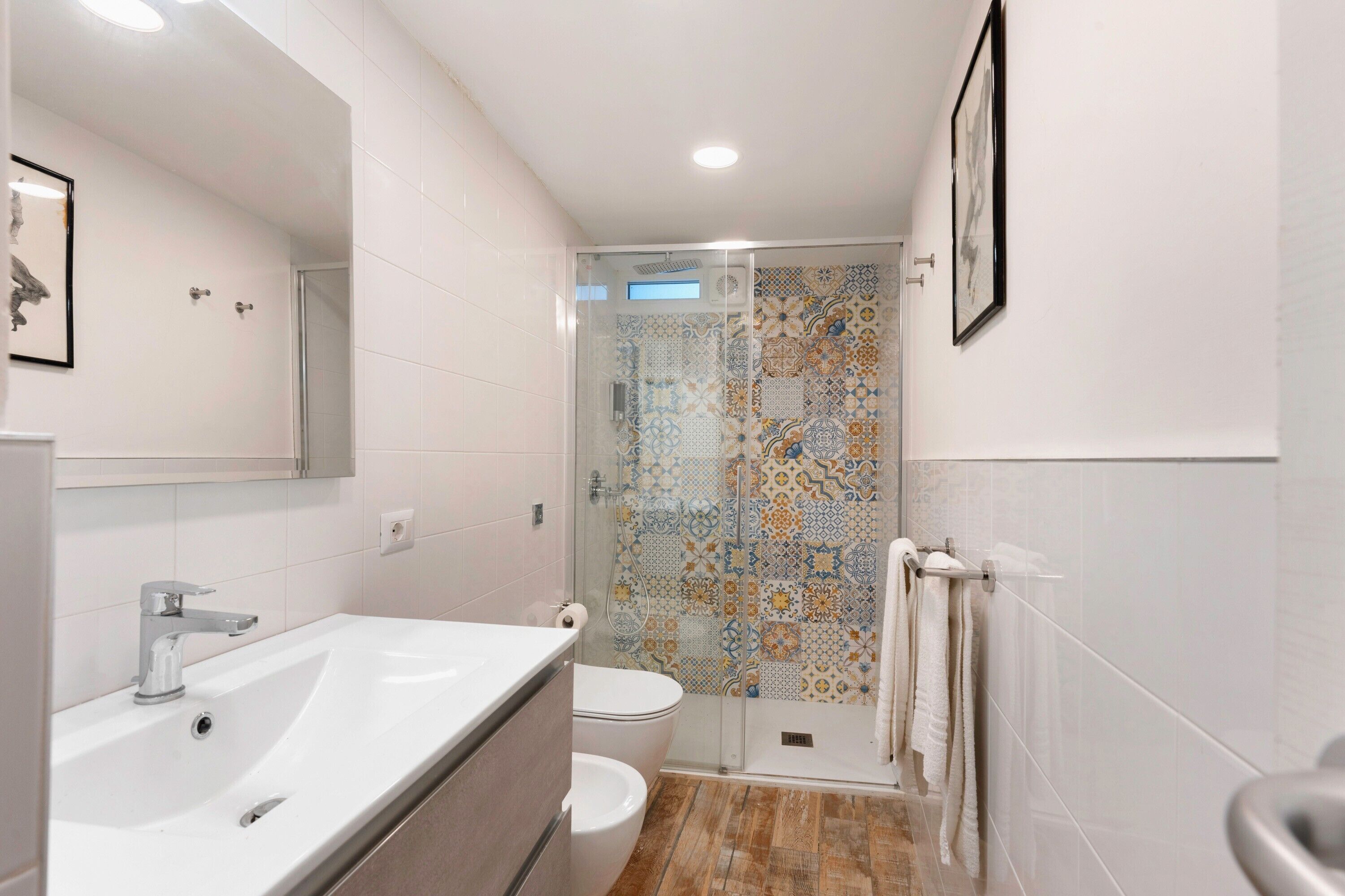 Een douche, een haardroger, handdoeken