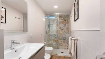 Een douche, een haardroger, handdoeken