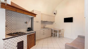 Kühlschrank, Herdplatte, Wasserkocher mit Kaffee-/Teezubehör