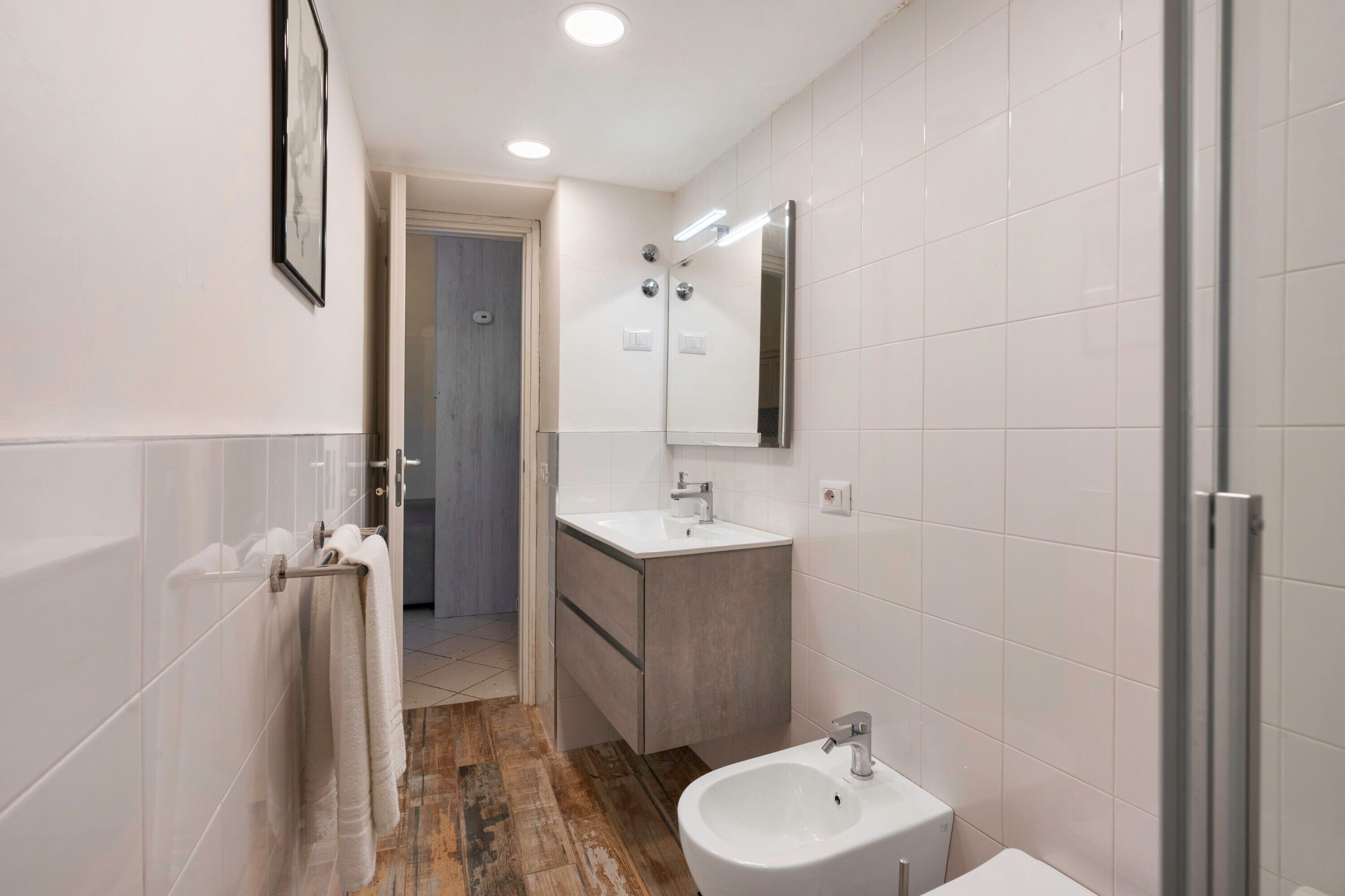 Een douche, een haardroger, handdoeken