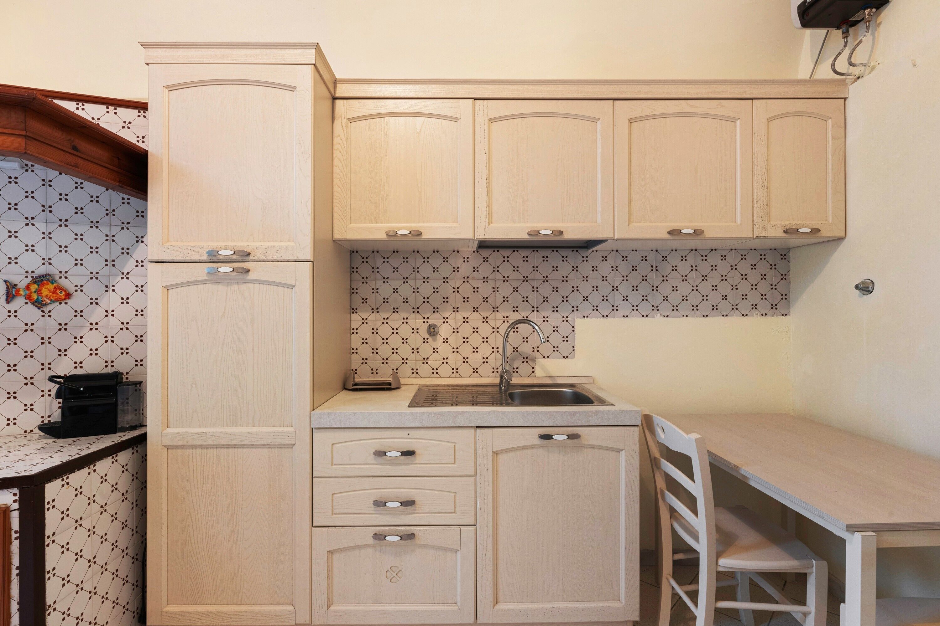 Kühlschrank, Herdplatte, Wasserkocher mit Kaffee-/Teezubehör