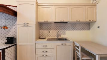 Réfrigérateur, plaque de cuisson, cafetiÚre/bouilloire