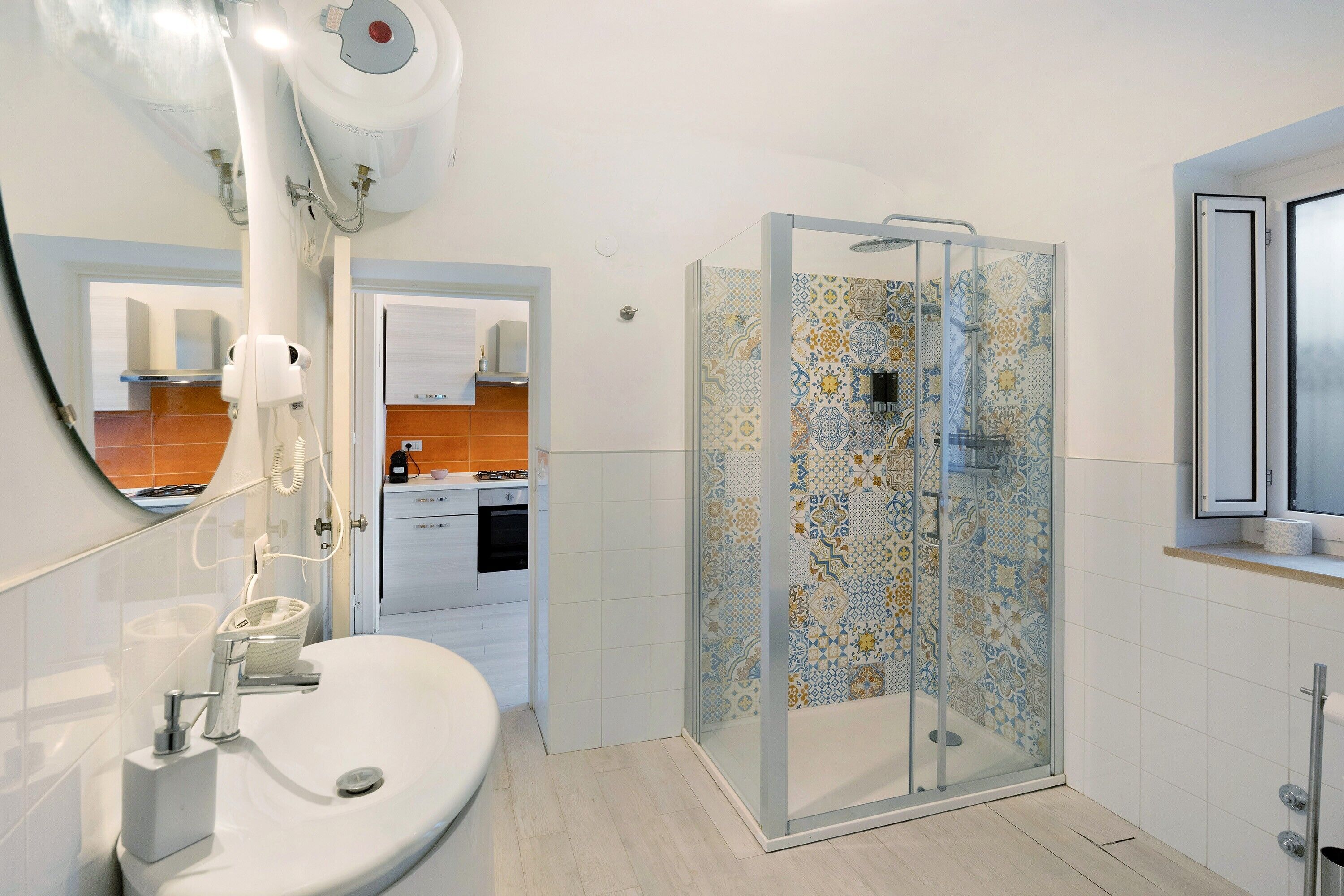 Een douche, een haardroger, handdoeken