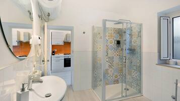 Een douche, een haardroger, handdoeken