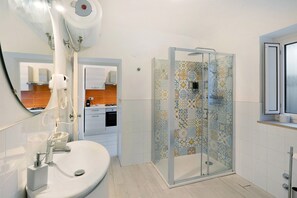 Een douche, een haardroger, handdoeken