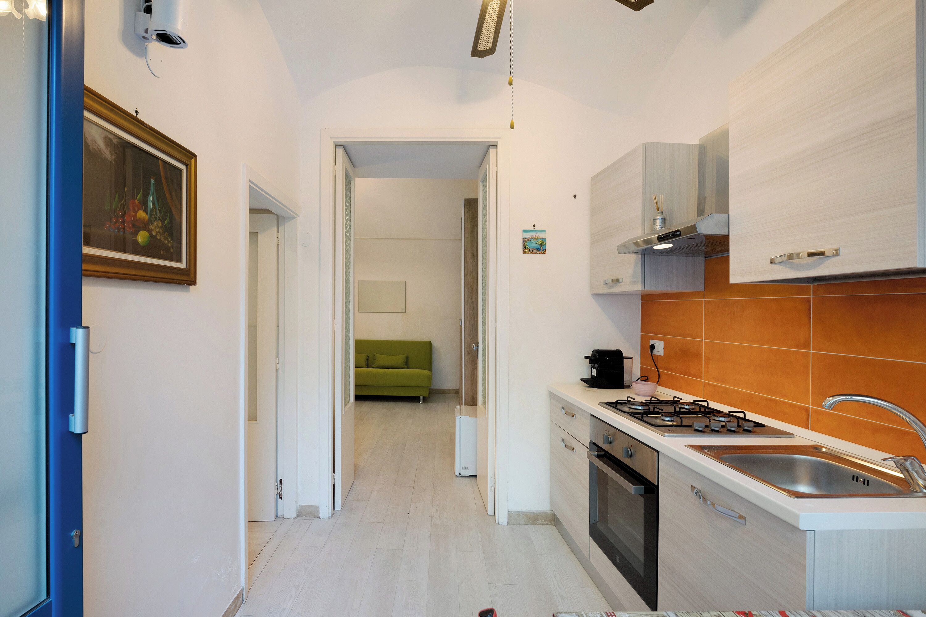 Køleskab, kogeplade, kaffe-/temaskine, køkkentøj/tallerkener/redskaber