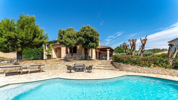 A swimming pool with lounge chairs and a stone patio. - Holiday Home 'La Provençale' with Private Pool, Private Terrace and Wi-Fi (Châteaurenard)
