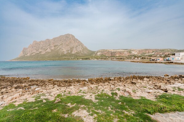 Beach nearby - Holiday Home 'Marettimo Cornino' with Sea View, Wi-Fi and Air Conditioning (Custonaci)