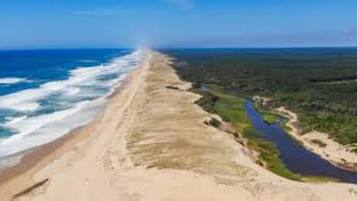 Una spiaggia nelle vicinanze