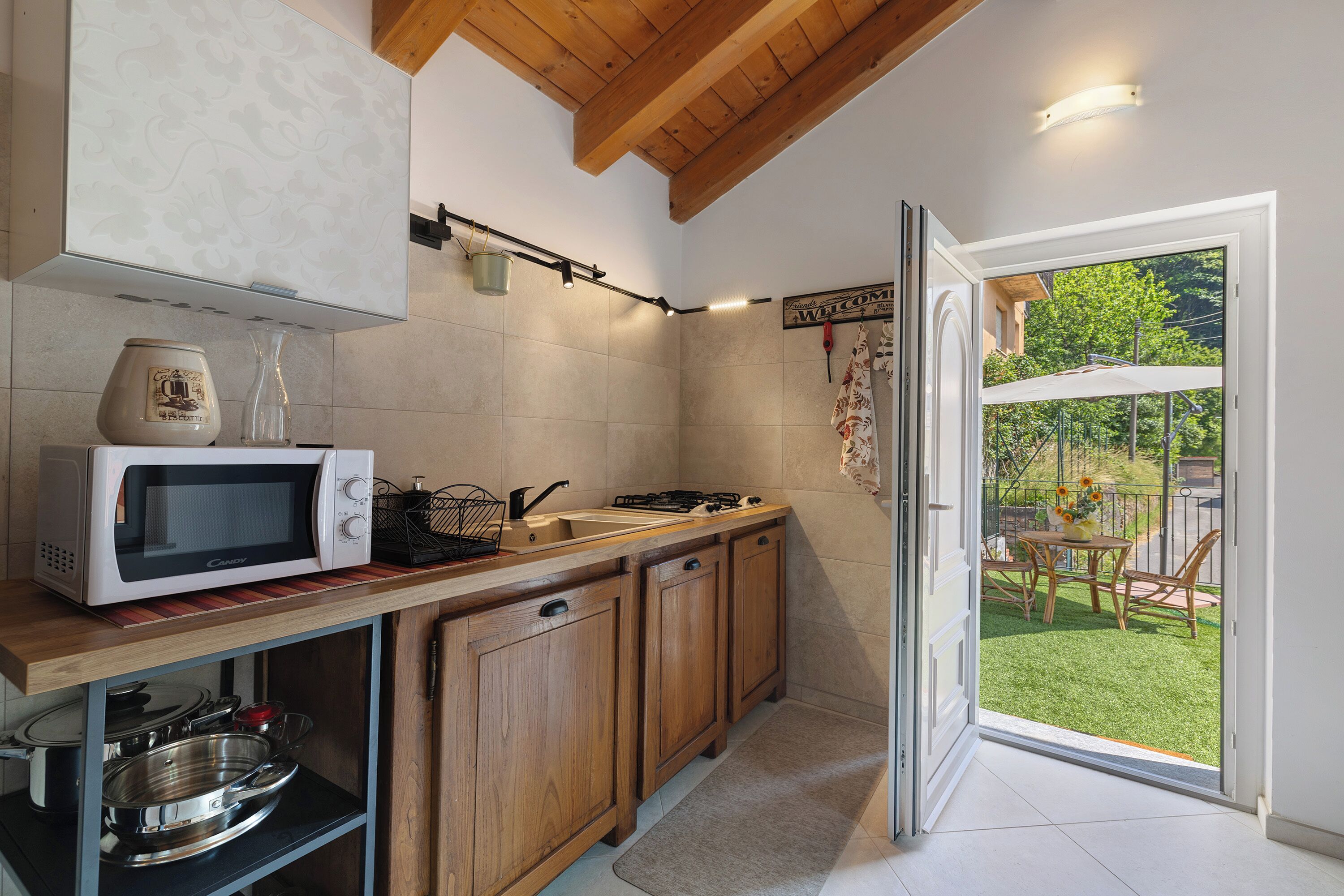 Kühlschrank, Mikrowelle, Herdplatte, Wasserkocher mit Kaffee-/Teezubehör