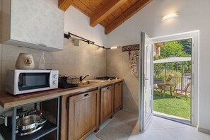 Fridge, microwave, stovetop, coffee/tea maker