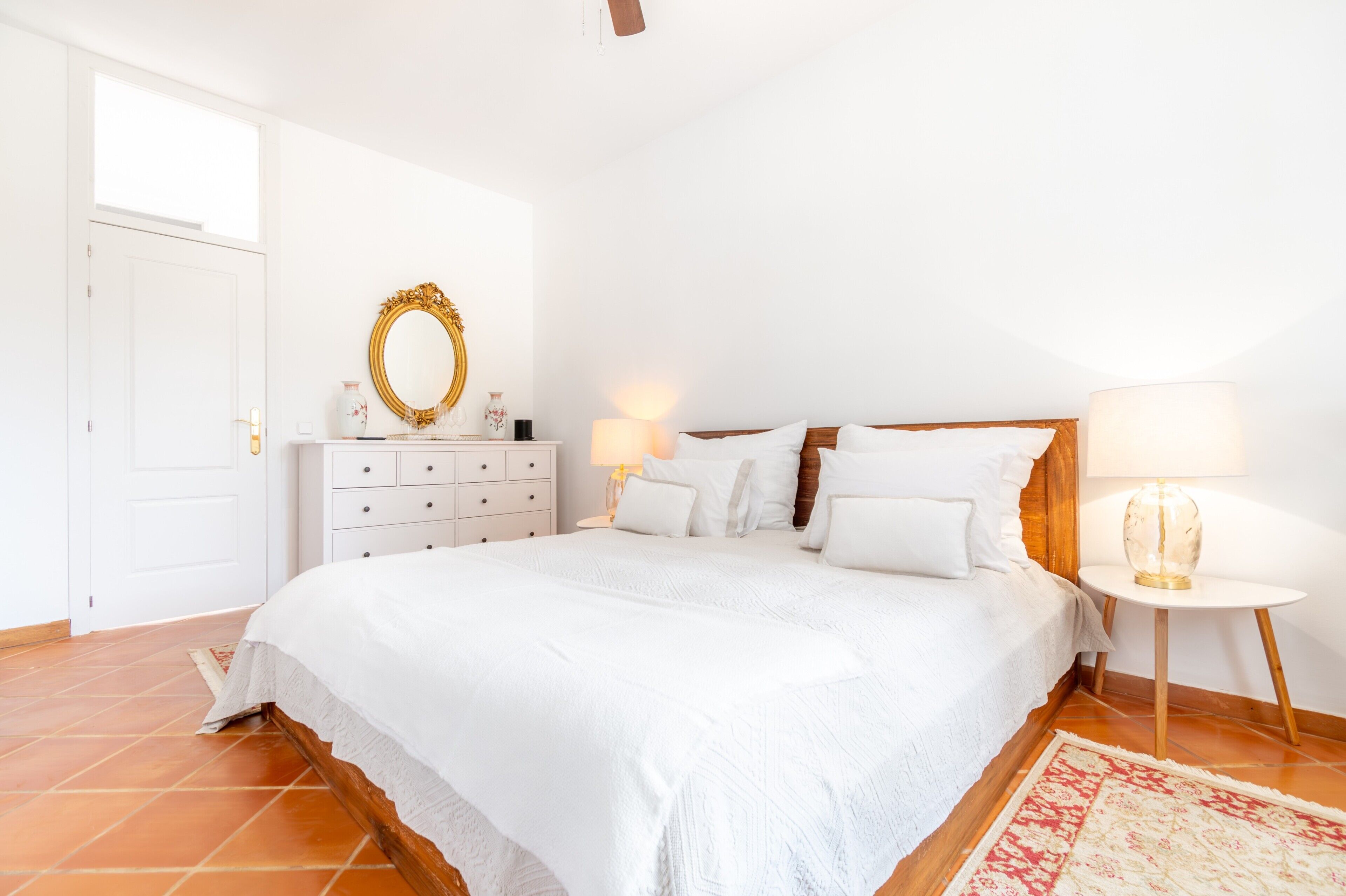 4 slaapkamers, een strijkplank/strijkijzer, gratis wifi, beddengoed