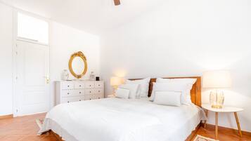 4 slaapkamers, een strijkplank/strijkijzer, gratis wifi, beddengoed