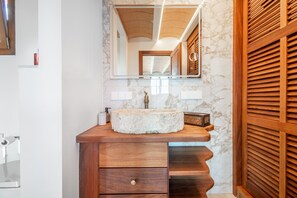 Regadera, secadora de cabello, toallas 