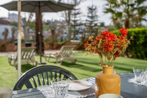 Outdoor dining - Apartment 'Casa Soeiro' with Shared Pool, Wi-Fi and Air Conditioning (Lagoa)