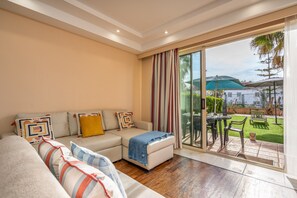 TV - Apartment 'Casa Soeiro' with Shared Pool, Wi-Fi and Air Conditioning (Lagoa)