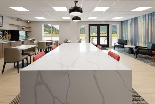 Free daily continental breakfast - Hawthorn Extended Stay by Wyndham Jackson Alpine (Alpine)