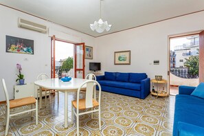 TV - Holiday Home 'La Casa Di Anna' with Balcony, Wi-Fi and Air Conditioning (Giardini Naxos)