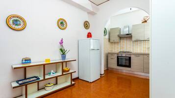 Kühlschrank, Ofen, Herdplatte, Kochgeschirr/Geschirr/Besteck