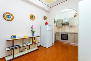 Fridge, oven, stovetop, cookware/dishes/utensils - Holiday Home 'La Casa Di Anna' with Balcony, Wi-Fi and Air Conditioning (Giardini Naxos)