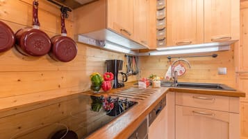 Geladeira, micro-ondas, fogão, cooktop