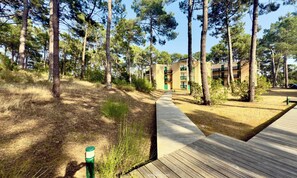 Property grounds - Cozy apartment between lake and ocean – Terrace & shared pool in Carcans-Maubuisson (Carcans)