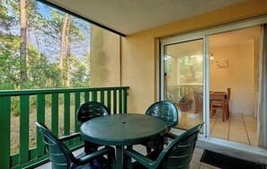 Outdoor dining - Cozy apartment between lake and ocean – Terrace & shared pool in Carcans-Maubuisson (Carcans)