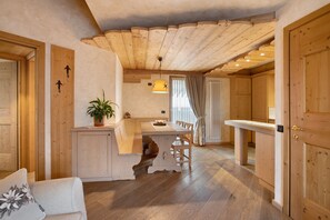 Un interior de madera con comedor, cocina y una puerta.