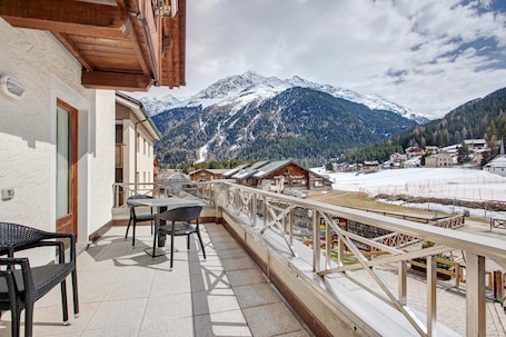 Restauration extérieure. Appartement "Genziana" avec vue sur les montagnes, terrasse privée et Wi-Fi