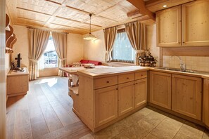 Fridge, microwave, oven, stovetop - Apartment 'Genziana' with Mountain View, Private Terrace and Wi-Fi (Santa Caterina)