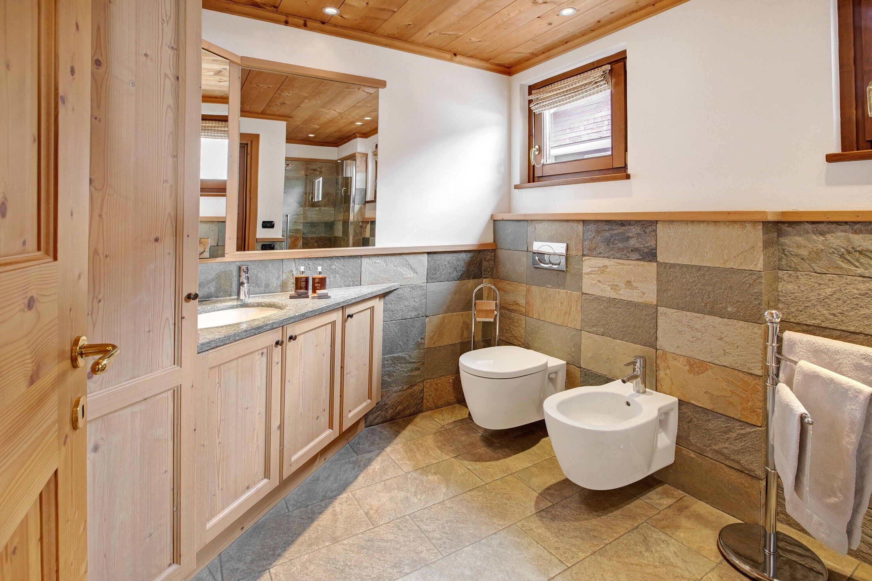 Ducha, secador de pelo, toallas