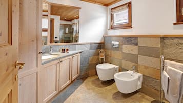 Ducha, secador de pelo, toallas