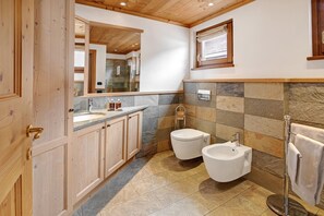 Regadera, secadora de cabello, toallas 