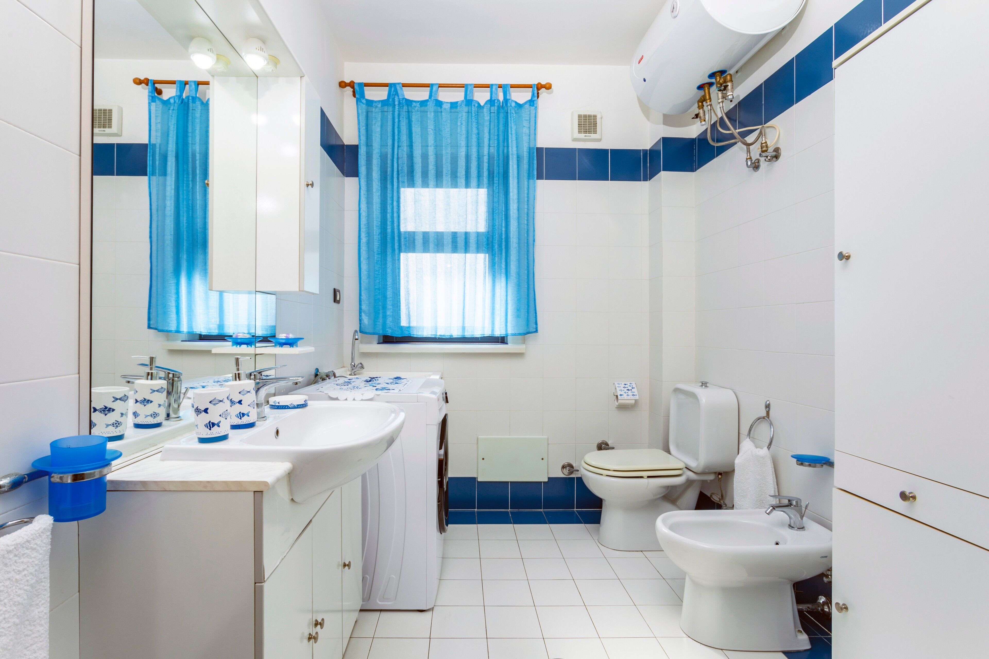 Ducha, secador de pelo y toallas