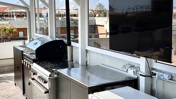 Frigorifero, microonde, forno, piano cottura