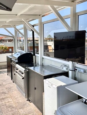 Jääkaappi, mikroaaltouuni, uuni, liesi