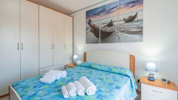 2 slaapkamers, een strijkplank/strijkijzer, gratis wifi, beddengoed