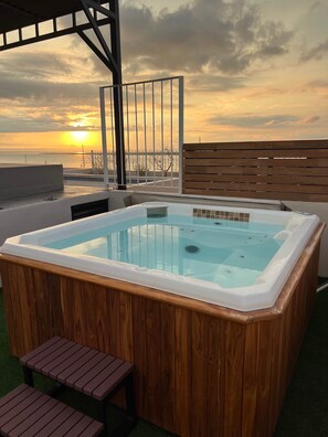 Outdoor spa tub - Marina Wellmina-Sunset Rooftop Pool Vibes! (La Paz)