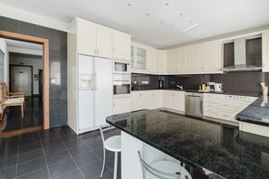 Fridge, microwave, oven, stovetop - Holiday Home 'Viana Beach Surf House' with Sea View, Private Pool and Wi-Fi (Viana do Castelo)