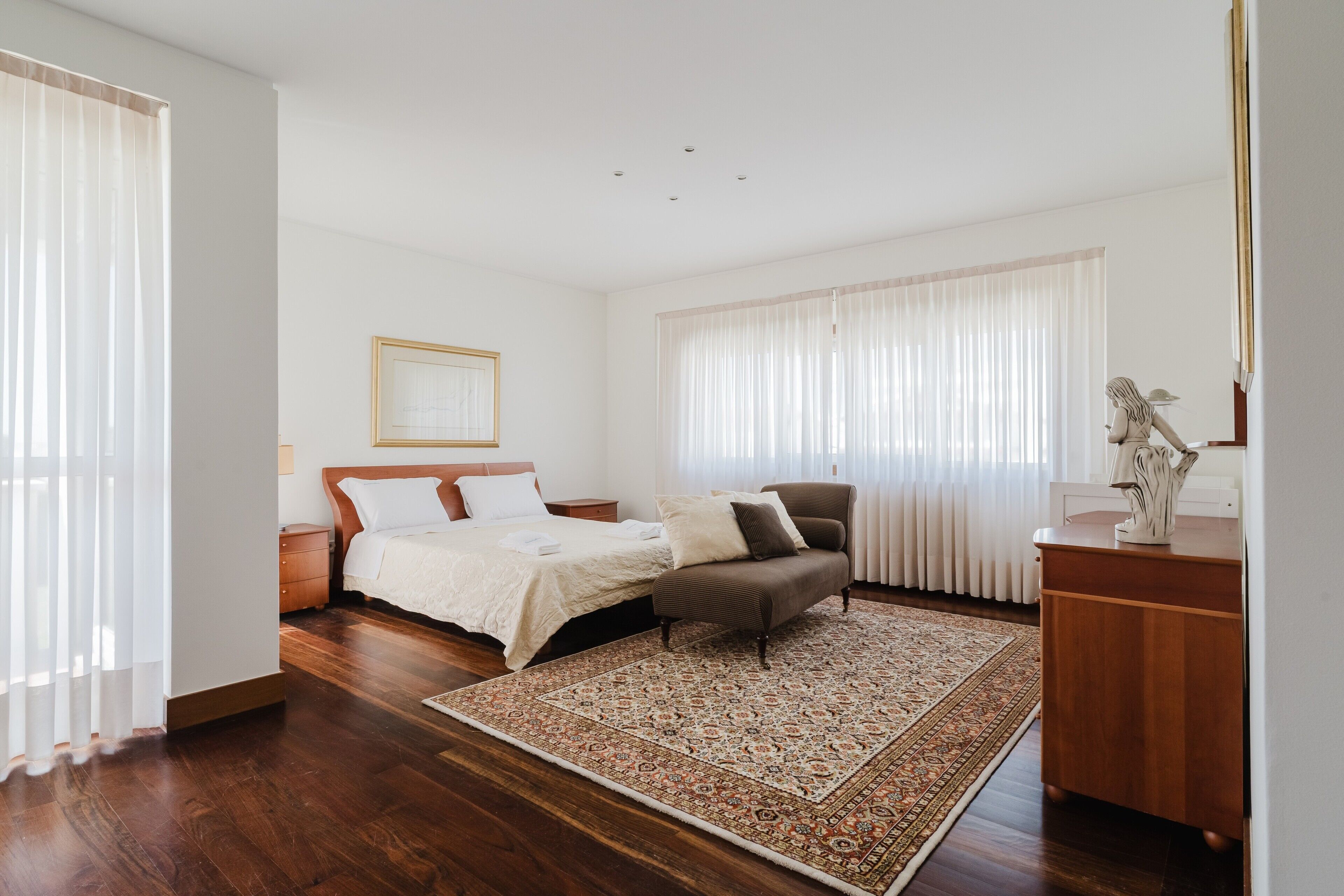 5 habitaciones, tabla de planchar con plancha y wifi gratis 