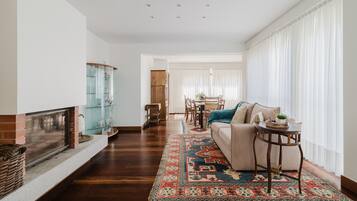 Télévision, cheminée, table de tennis de table