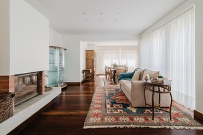 TV, fireplace, ping pong - Holiday Home 'Viana Beach Surf House' with Sea View, Private Pool and Wi-Fi (Viana do Castelo)