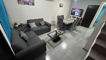 Casa estándar, vista a la ciudad | Área de sala de estar