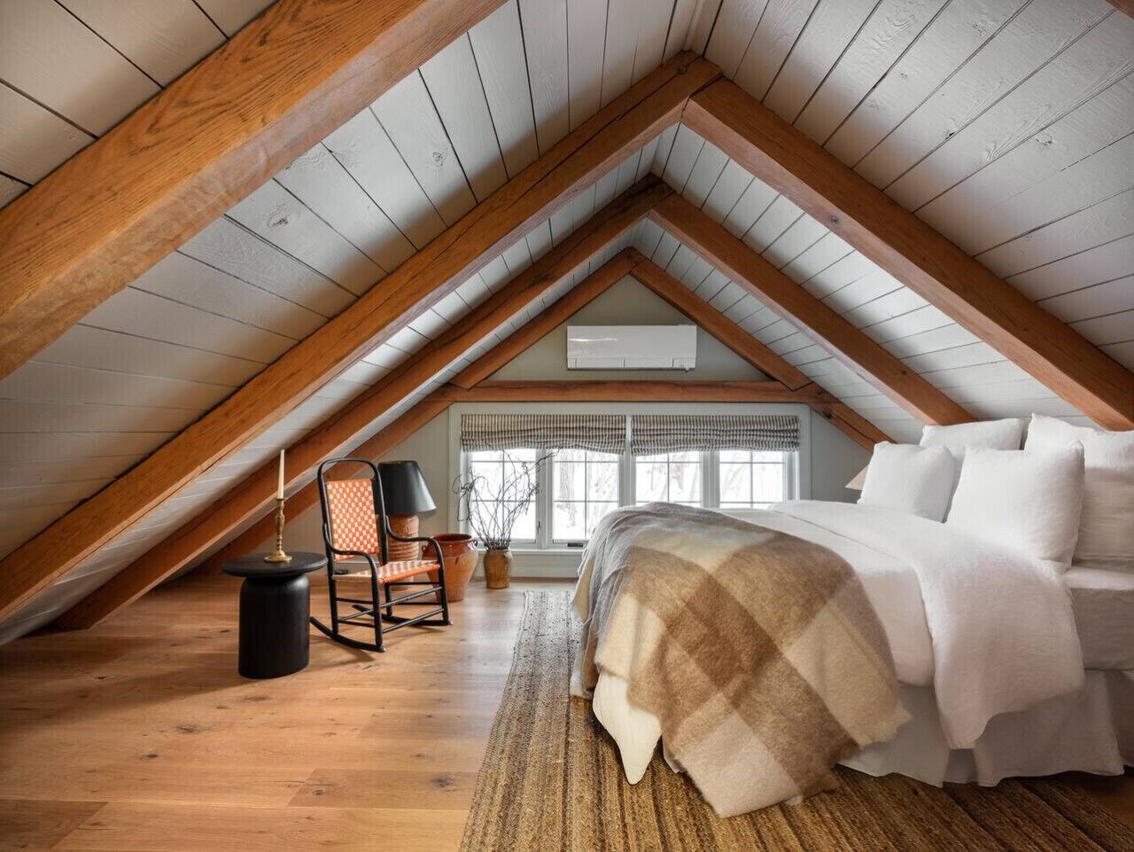 3 soverom, skrivebord, strykejern/-brett og reiseseng for barn